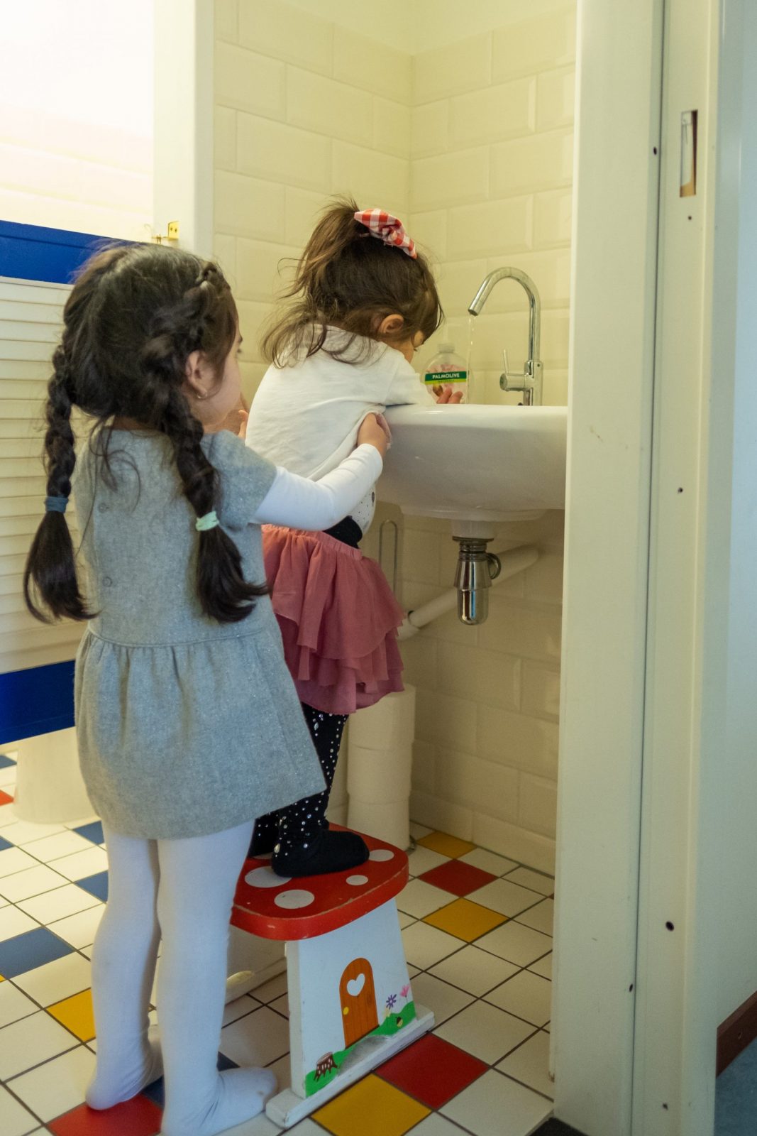 kinderen maken hun handen schoon